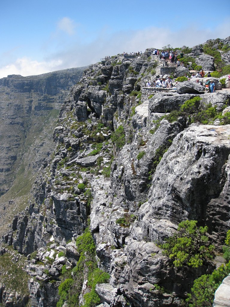 Table Mountain: Cliffs on town side