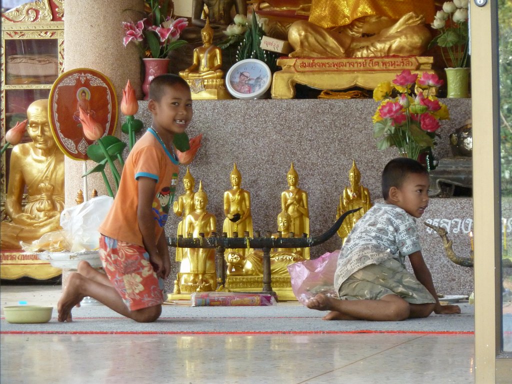 Playing children in Wat Kham Chanot