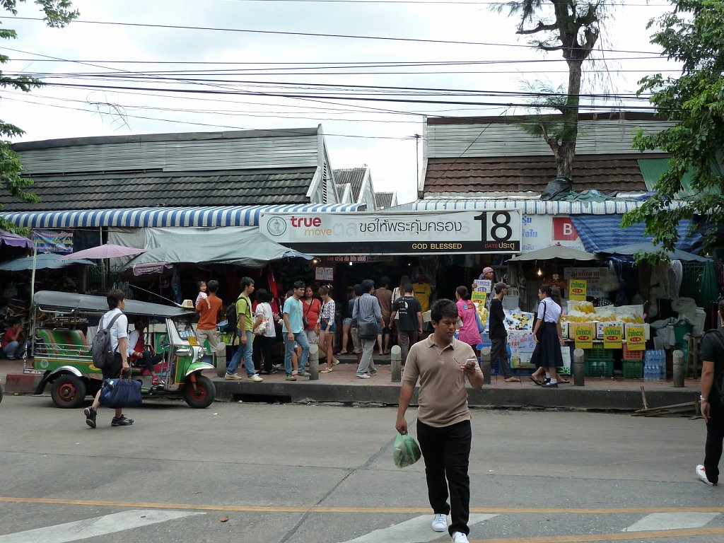 Chatuchak Weekend Market (14 ha, 15.000 booths)