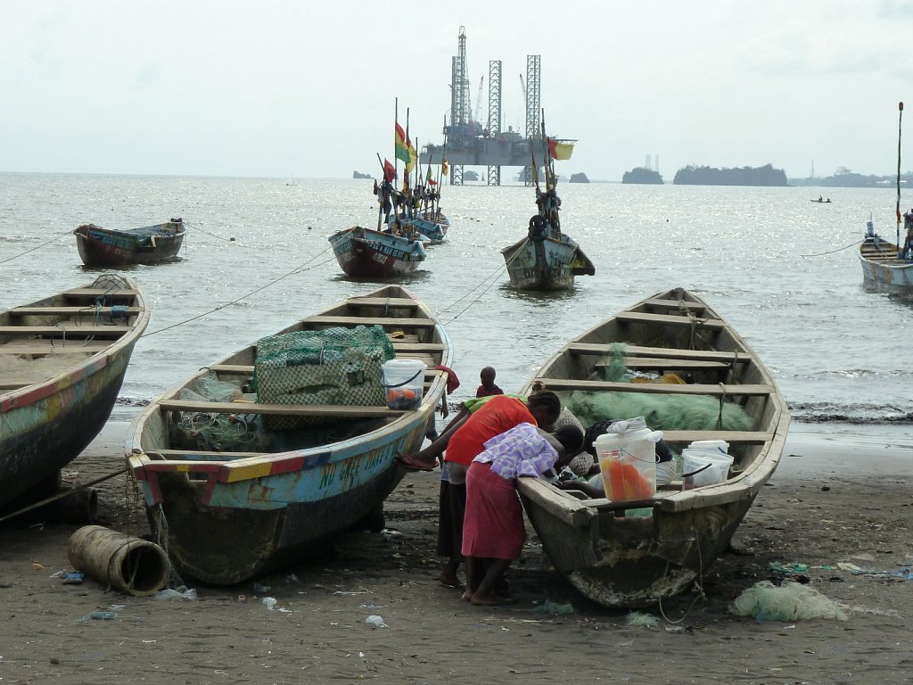 Fishing boats & Oil rig