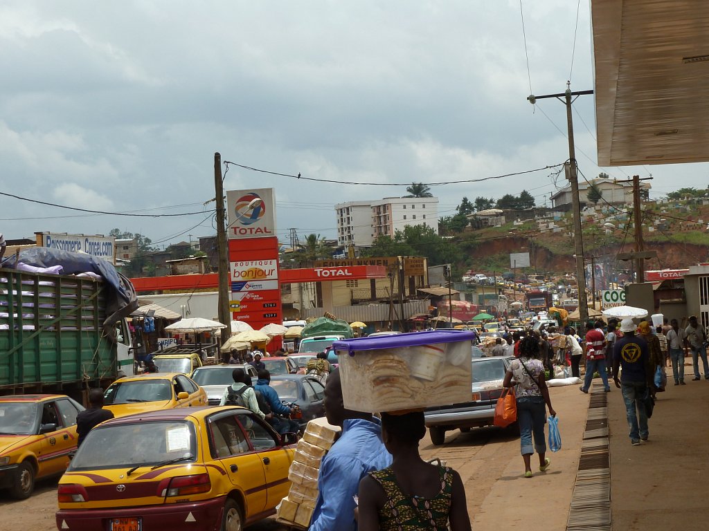 Crowded street in Bamenda