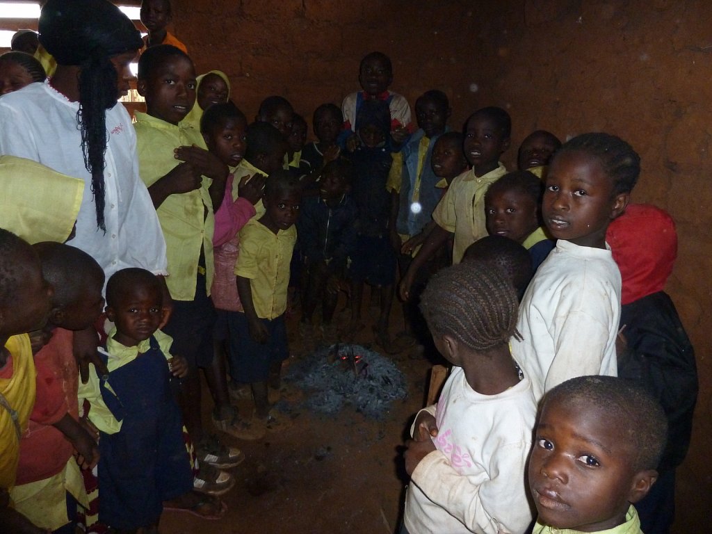 School in the village Yangkitari: Open fire in the class room