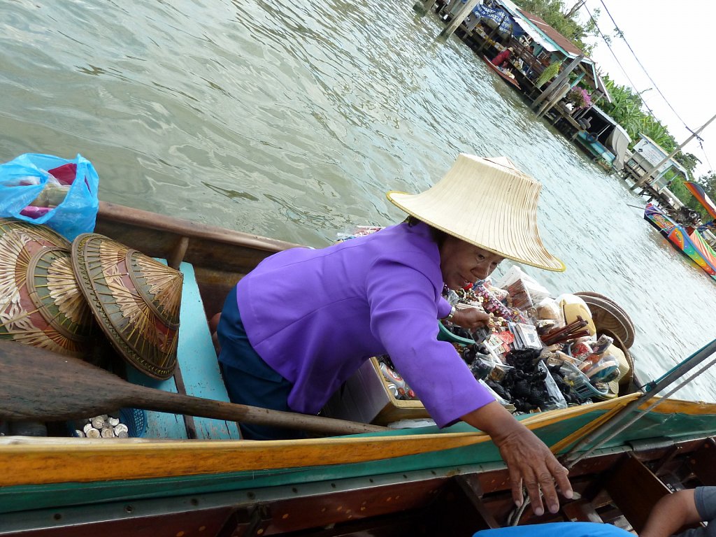 Saleswoman at klong