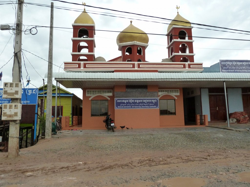 Mosque on the way to Tonle Sap lake