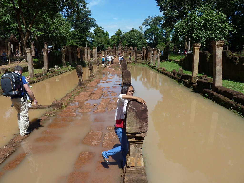 Way to Banteay Srei temple