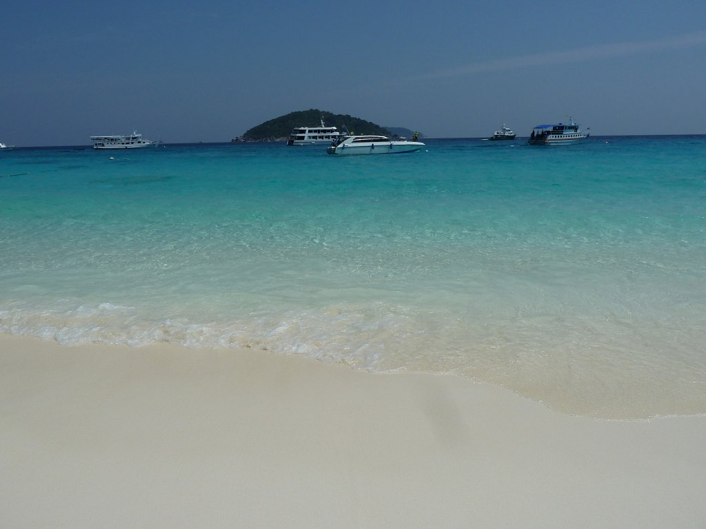 White sand and turquoise clear water (Ko Meang)