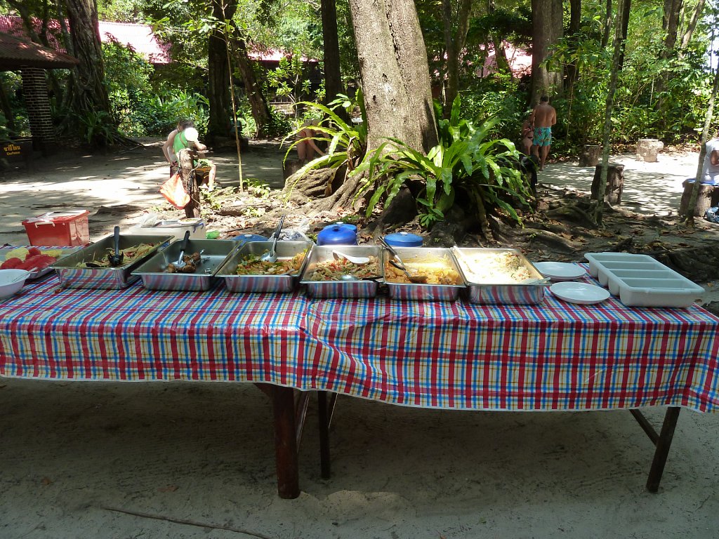Lunch buffet at Ko Meang