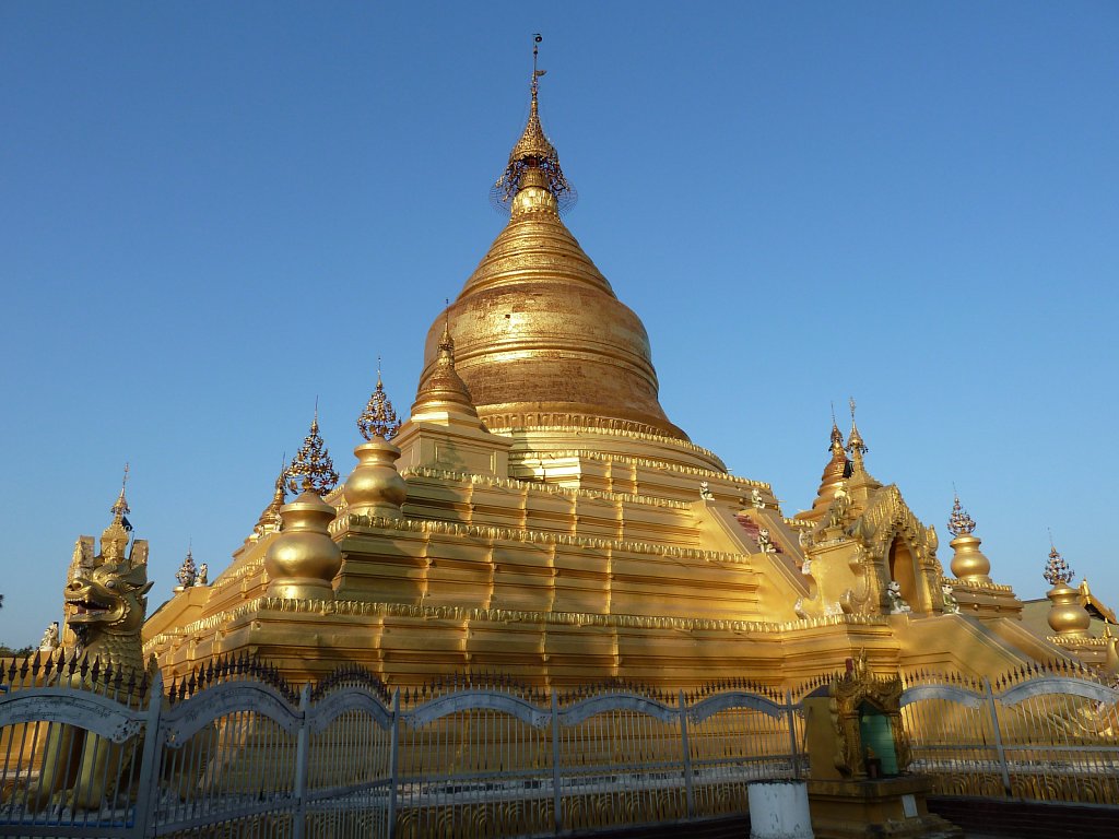 Kuthodaw Pagoda in Mandalay