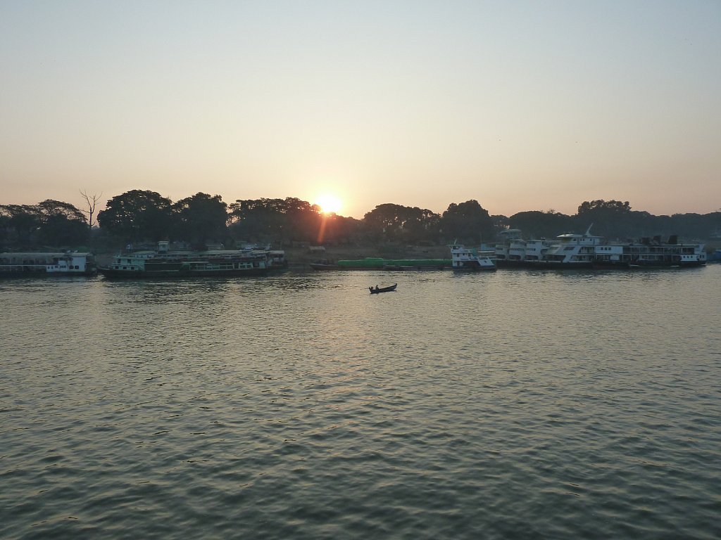 Sunrise on the boat trip to Bagan