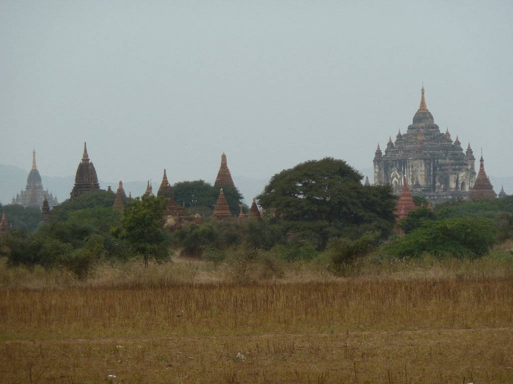 Thatbyinnyu Temple viewed from Dhammayangyi Temple
