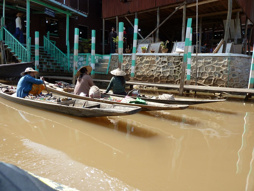 Inle lake: Saleswomen on their boats